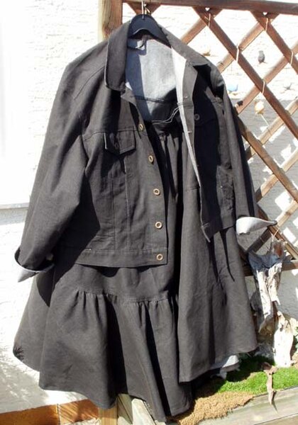 versetzter Stufenrock mit Jeansjacke