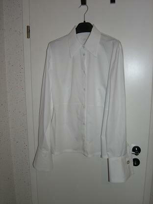 weiße Bluse mit Teilungsnaht und Manchetten
