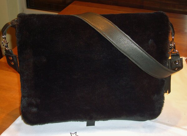 schwarze Ledertasche mit Plüschdeckel