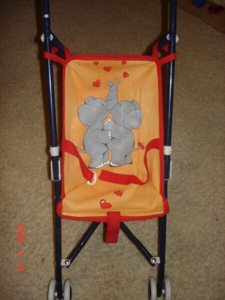 Neues Kleidchen für den Puppen-Buggy