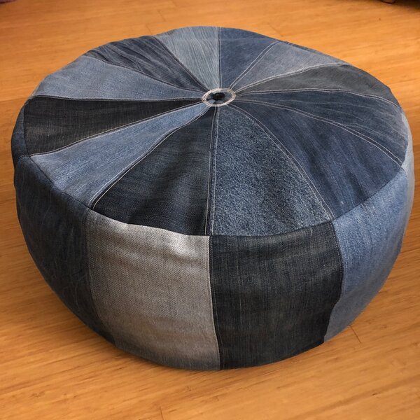 Pouf aus ausrangierten Jeans, mit Stoffresten gefüllt