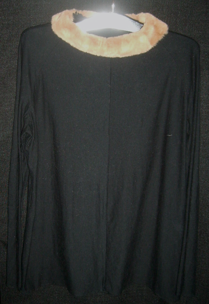 Jerseyshirt (schwarz)  mit leichen Glockenärmeln und Fellkragen 1/23
