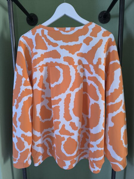 Boxpleat.Sweater Rückenansicht mit der Falte